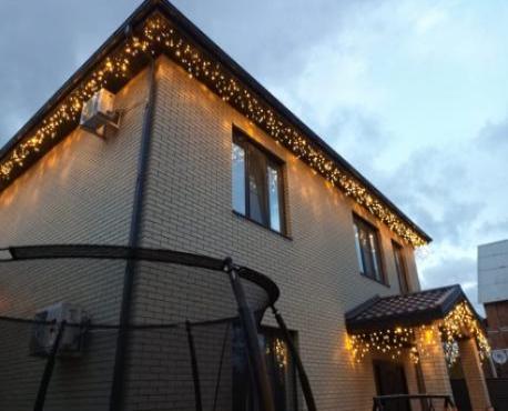 Монтаж гирлянд на фасад дома