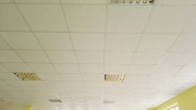 В офисном здании произведен монтаж подвесного потолка, работы по установке светильников