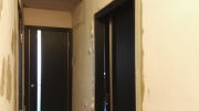 Стены в коридоре и на кухне отделаем супер прочной декоративной штукатуркой – мраморная крошка