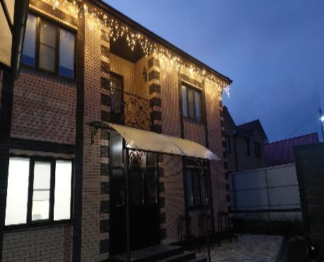 Праздничное световое оформление фасада