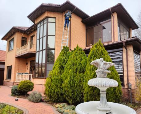 Фасад украшен светодиодной бахромой тёплого свечения