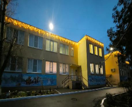 Новогоднее освещение фасада детского сада в Ростове-на-Дону