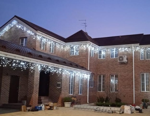 Украшение дома светодиодными гирляндами холодного цвета