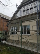 Ведутся подготовительные работы на фасаде частного дома