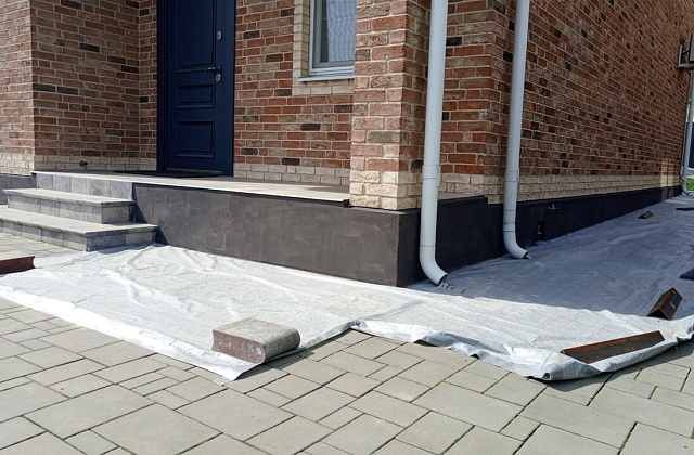 Отделка цоколя дома мраморной крошкой